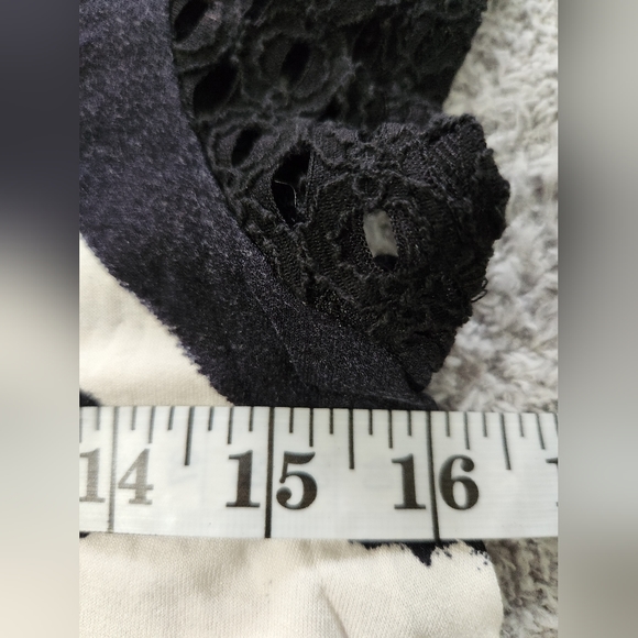 Weston Black and White Large Floral Pattern Flutter Sleeve Loose Fit Blouse - Picture 3 of 5